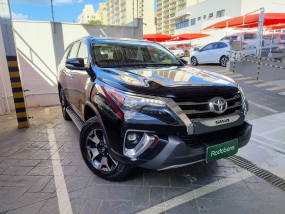 TOYOTA HILUX SW4 2.8 SRX DIAMOND 4X4 7 LUGARES 16V TURBO INTERCOOLER DIESEL 4P AUTOMÁTICO TOYOTA HILUX SW4 2.8 SRX DIAMOND 4X4 7 LUGARES 16V TURBO INTERCOOLER DIESEL 4P AUTOMÁTICO